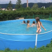 A na konec-hurá všichni do bazénu